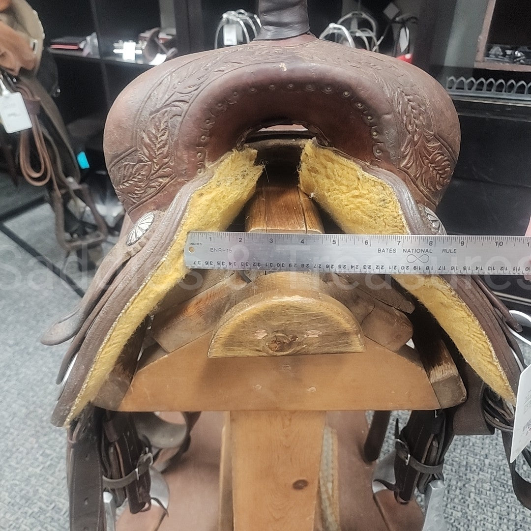 Stray Dog Cutting Saddle